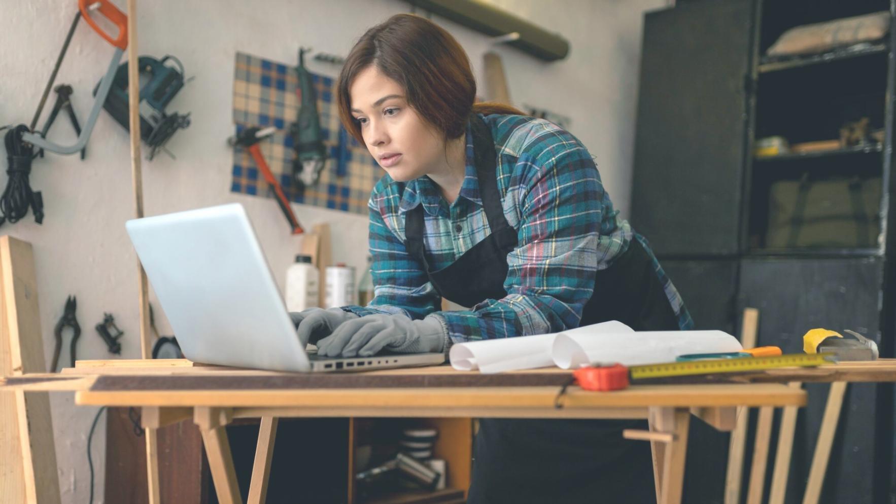 Étudiant travaillant sur un projet de finance innovant